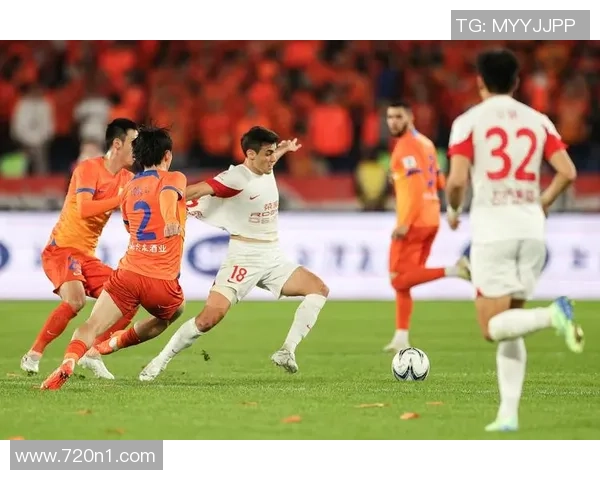 思想灵敏的卢卡·武斯科维奇冲向对手球员的帮助 思想灵敏的卢卡·武斯科维奇冲向对手球员的帮助